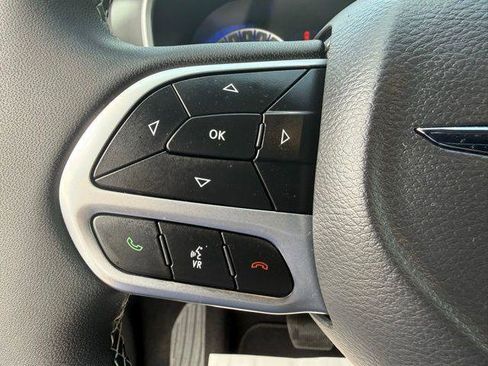 Used 2026 Chrysler Pacifica Select image 9