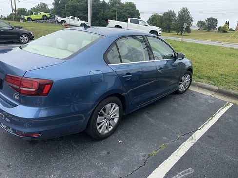 Used 2016 Volkswagen Jetta SE FWD image 2