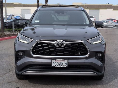 Used 2023 Toyota Highlander Platinum image 3