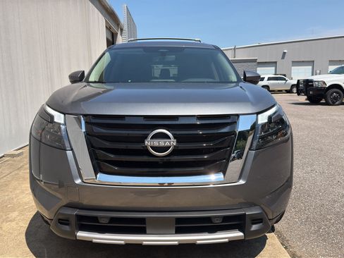 Used 2025 Nissan Pathfinder SL w/ SL Premium Package FWD image 8