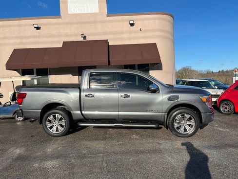 Used 2017 Nissan Titan SL image 4
