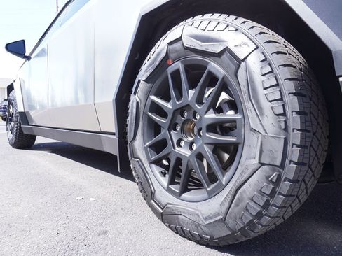 Used 2025 Tesla Cybertruck AWD Crew Cab image 8