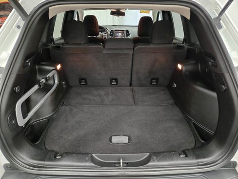 Used 2016 Jeep Cherokee Latitude w/ Comfort/Convenience Group FWD image 9