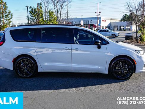 Used 2025 Chrysler Pacifica Limited image 9