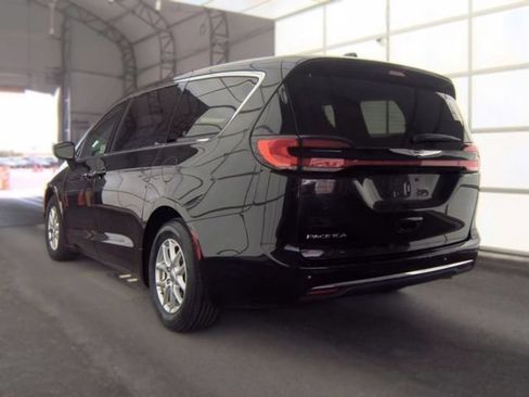 Used 2023 Chrysler Pacifica Touring FWD image 4