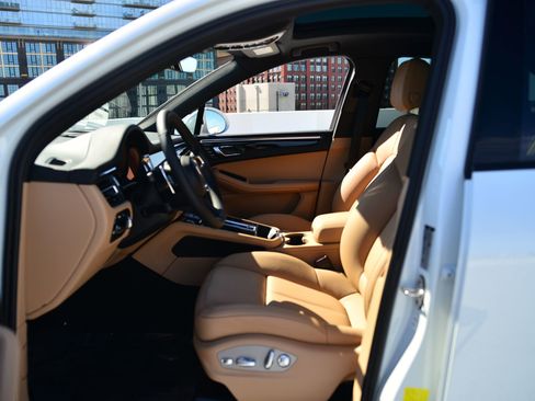 Certified 2026 Porsche Macan AWD/4WD image 5
