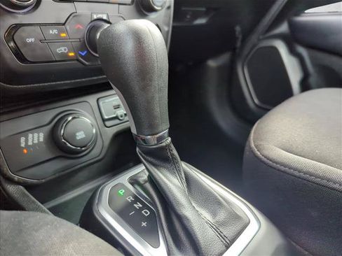 Used 2023 Jeep Renegade Latitude AWD/4WD image 13
