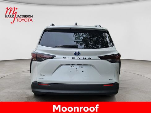 Used 2025 Toyota Sienna XLE FWD image 11