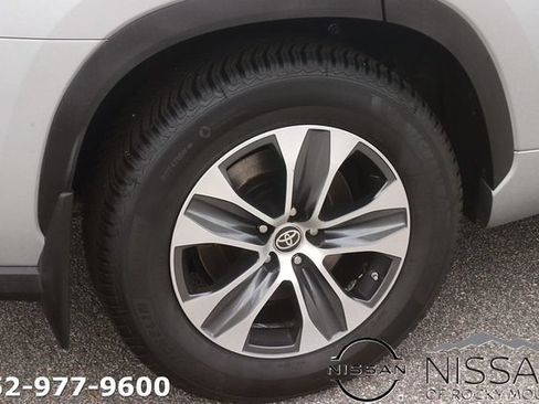 Used 2023 Toyota Highlander XLE FWD image 8
