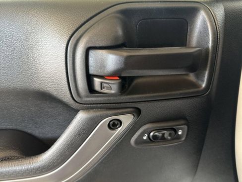 Used 2018 Jeep Wrangler Unlimited Sahara AWD/4WD image 9