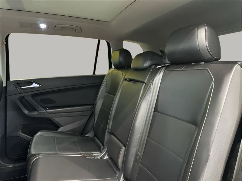 Used 2018 Volkswagen Tiguan SEL FWD image 12