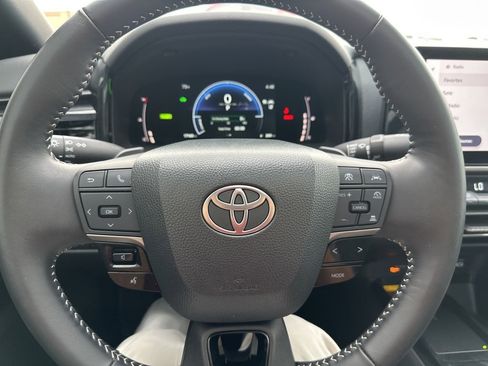 Used 2025 Toyota Camry SE w/ Multimedia Upgrade Package image 12