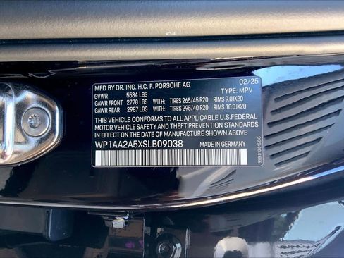 Used 2025 Porsche Macan image 36