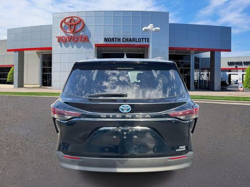 Used 2024 Toyota Sienna XLE FWD image 8