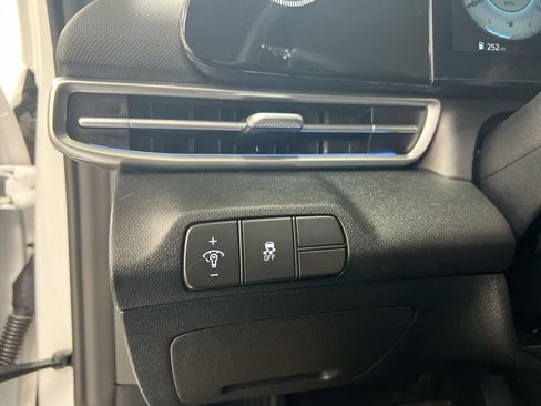Used 2024 Hyundai Elantra SEL FWD image 19