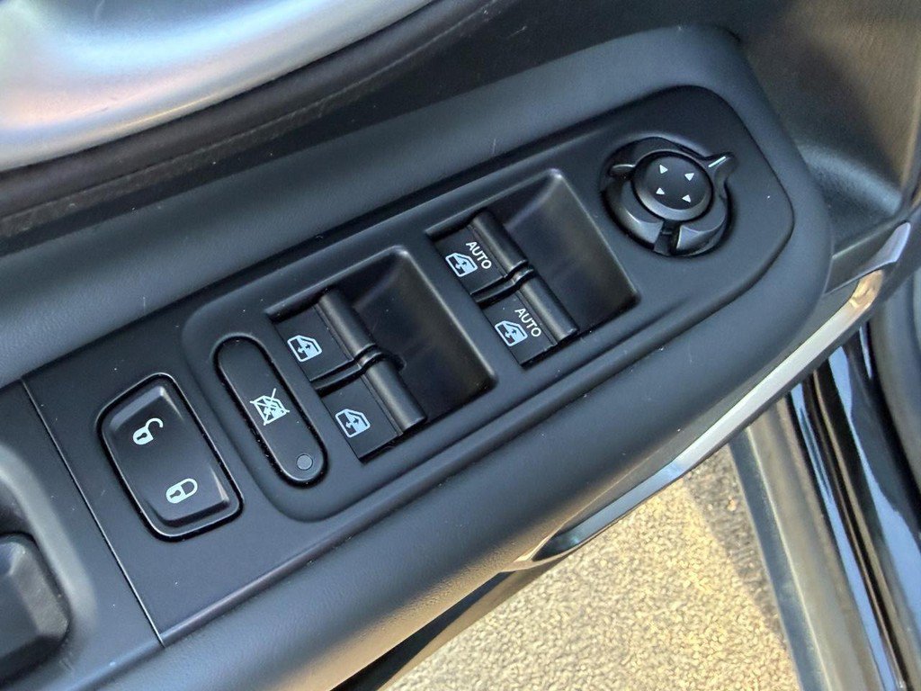 Used 2023 Jeep Renegade Latitude AWD/4WD image 15