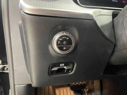 Used 2025 Mercedes-Benz C 300 4MATIC Sedan image 19