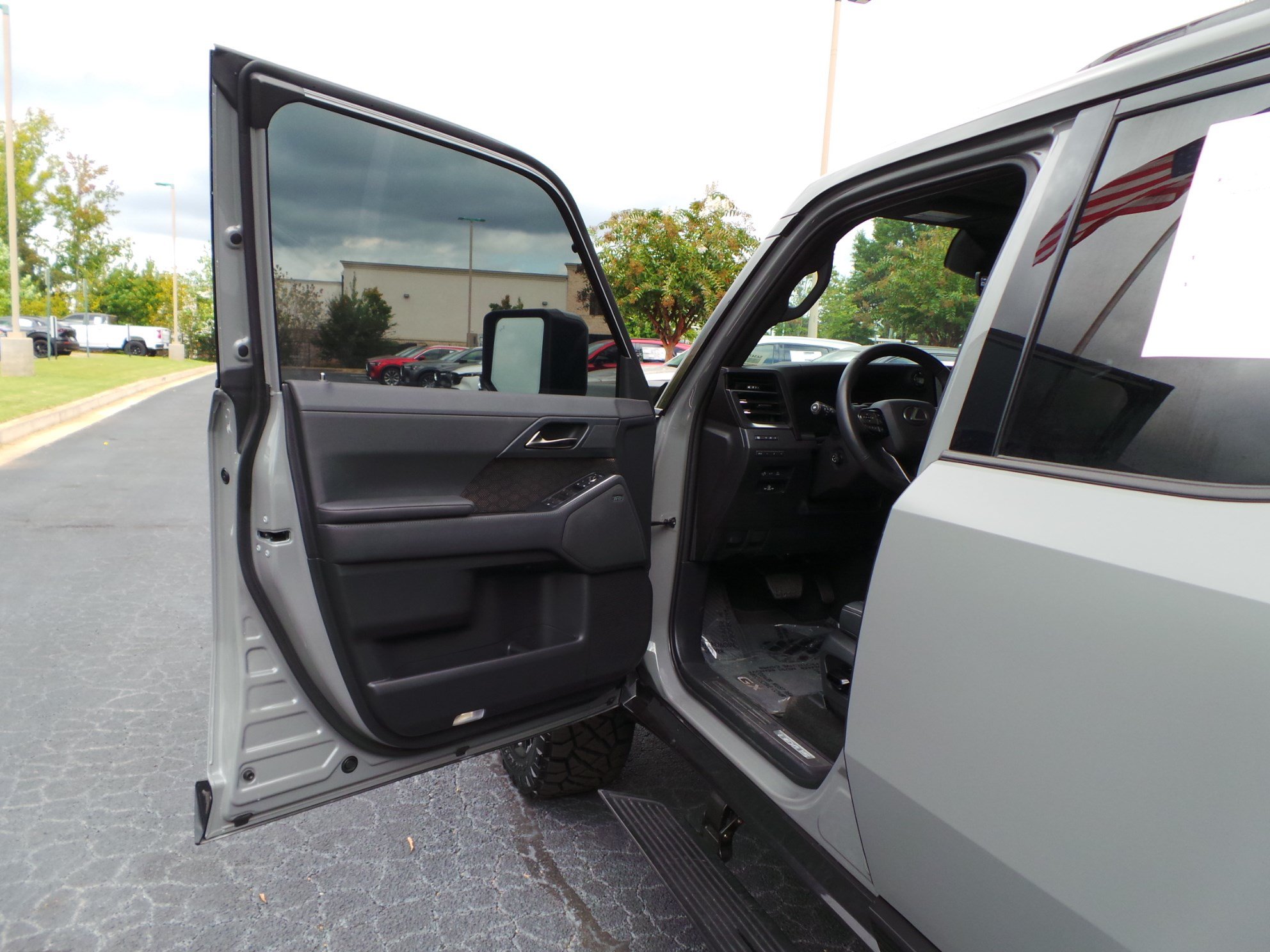 Used 2025 Lexus GX 550 w/ Accessory Package (2T) AWD/4WD image 33