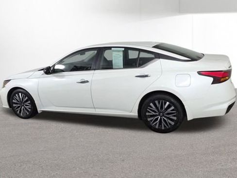 Used 2024 Nissan Altima 2.5 SV image 6