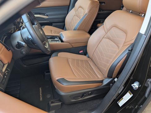 Used 2025 Nissan Pathfinder Platinum w/ Cargo Package FWD image 17