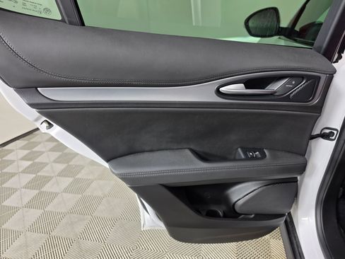 Used 2024 Alfa Romeo Stelvio Veloce AWD/4WD image 40