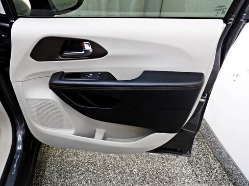Used 2019 Chrysler Pacifica Touring-L FWD image 11