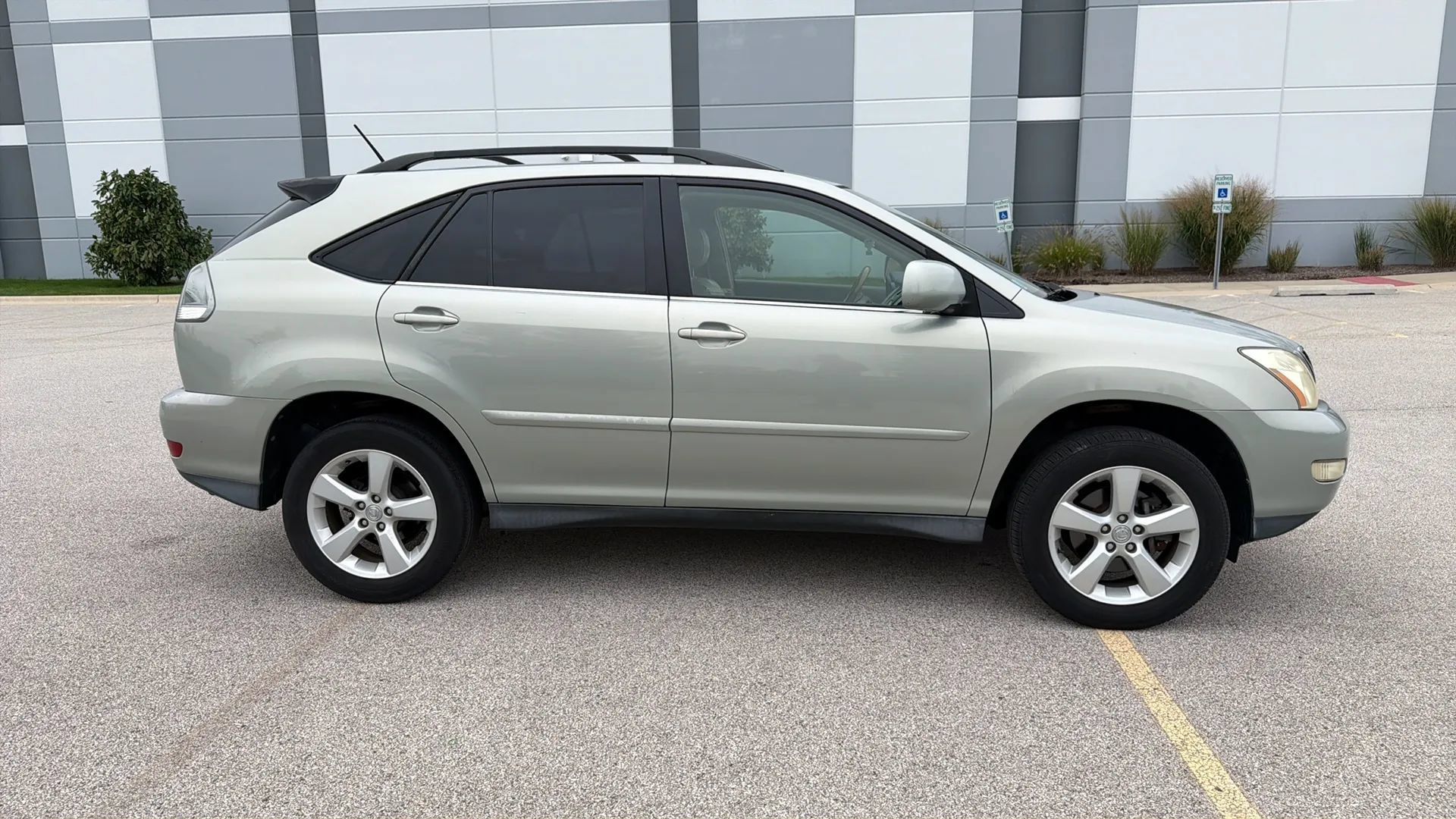 Used 2004 Lexus RX 330 FWD image 4