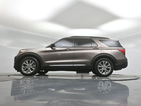 Certified 2021 Ford Explorer XLT w/ Equipment Group 202A RWD image 7