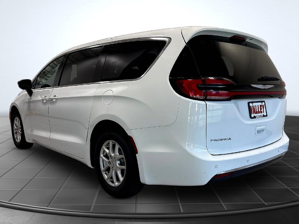 Used 2024 Chrysler Pacifica Touring-L FWD image 6