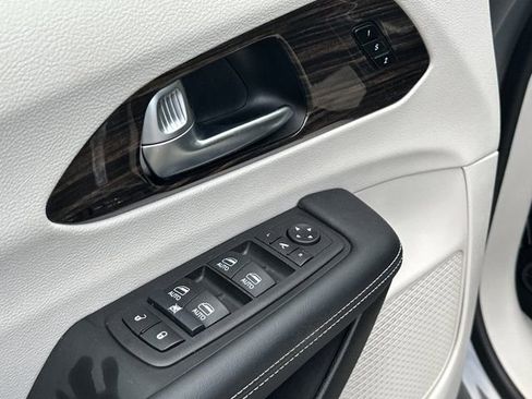 Certified 2024 Chrysler Pacifica Limited image 14