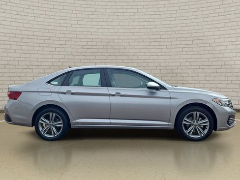 Used 2024 Volkswagen Jetta SE FWD image 4