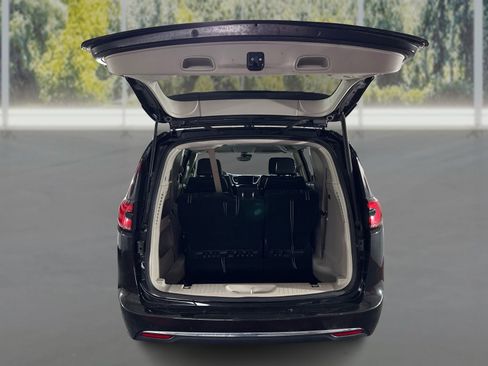 Used 2022 Chrysler Pacifica Touring-L FWD image 13