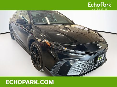 Used 2025 Toyota Camry SE FWD image 1