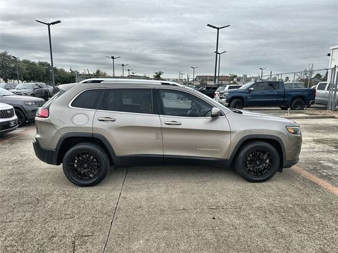 Used 2019 Jeep Cherokee Latitude w/ Popular Appearance Group image 10
