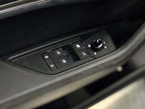 Used 2022 Audi e-tron Premium w/ Convenience Plus Package image 13