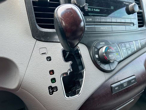 Used 2013 Toyota Sienna XLE FWD image 25