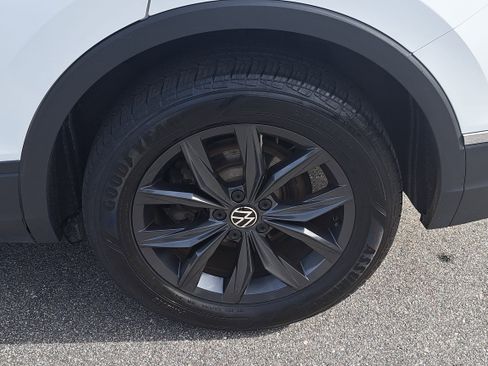 Used 2024 Volkswagen Tiguan SE image 32