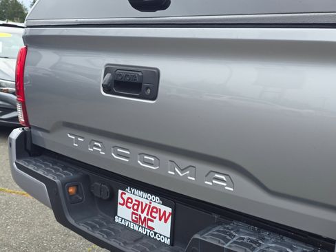 Used 2016 Toyota Tacoma TRD Sport w/ Premium & Technology Package AWD/4WD image 13