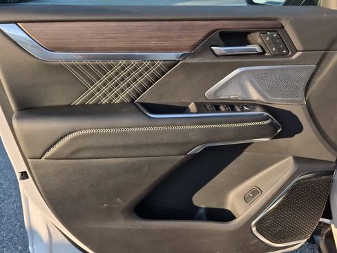 Used 2025 GMC Acadia Denali w/ Super Cruise Package image 11