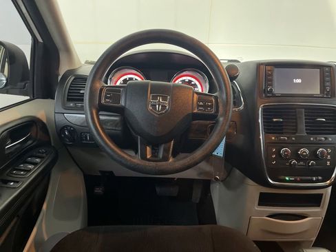 Used 2018 Dodge Grand Caravan SE FWD image 30