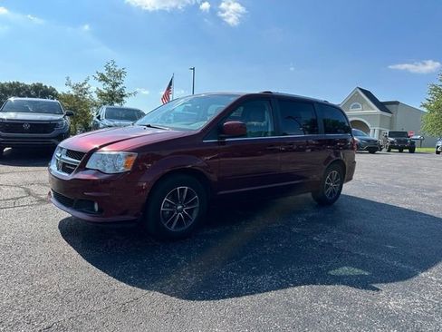 Used 2017 Dodge Grand Caravan SXT w/ Rear Park Assist Package FWD image 1