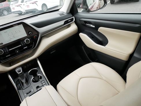 Used 2024 Toyota Highlander XLE AWD/4WD image 11