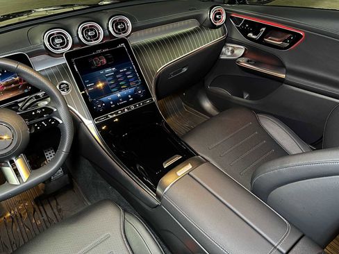 Used 2025 Mercedes-Benz GLC 300 4MATIC image 40