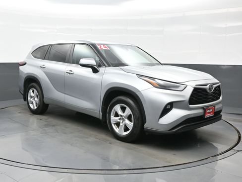 Used 2024 Toyota Highlander LE AWD/4WD image 8