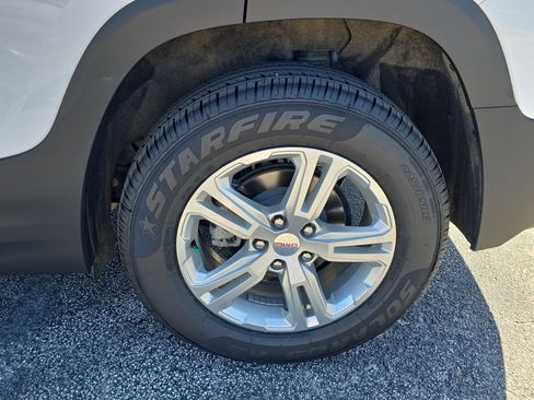 Used 2024 GMC Terrain SLE image 17