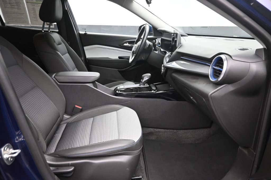 Used 2024 Chevrolet Trax LT w/ Driver Confidence Package FWD image 9