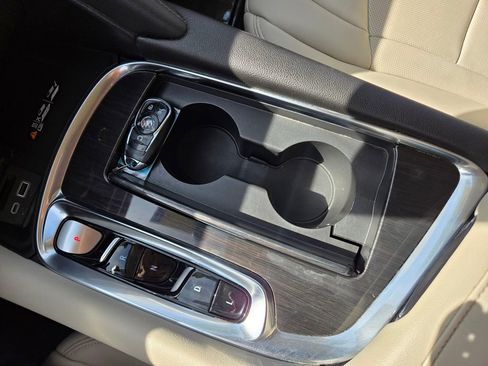 Used 2022 Buick Enclave Essence image 32