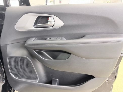 Used 2025 Chrysler Pacifica Limited FWD image 36