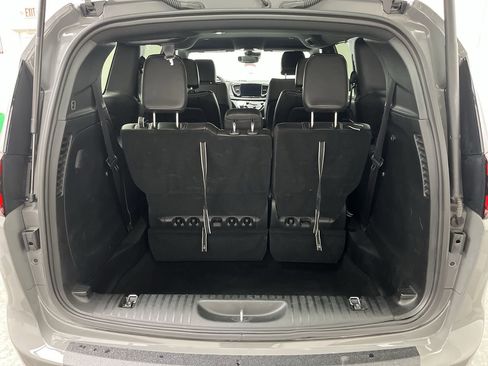 Used 2025 Chrysler Pacifica Select image 28