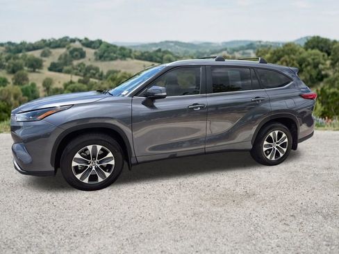 Used 2023 Toyota Highlander XLE AWD/4WD image 4